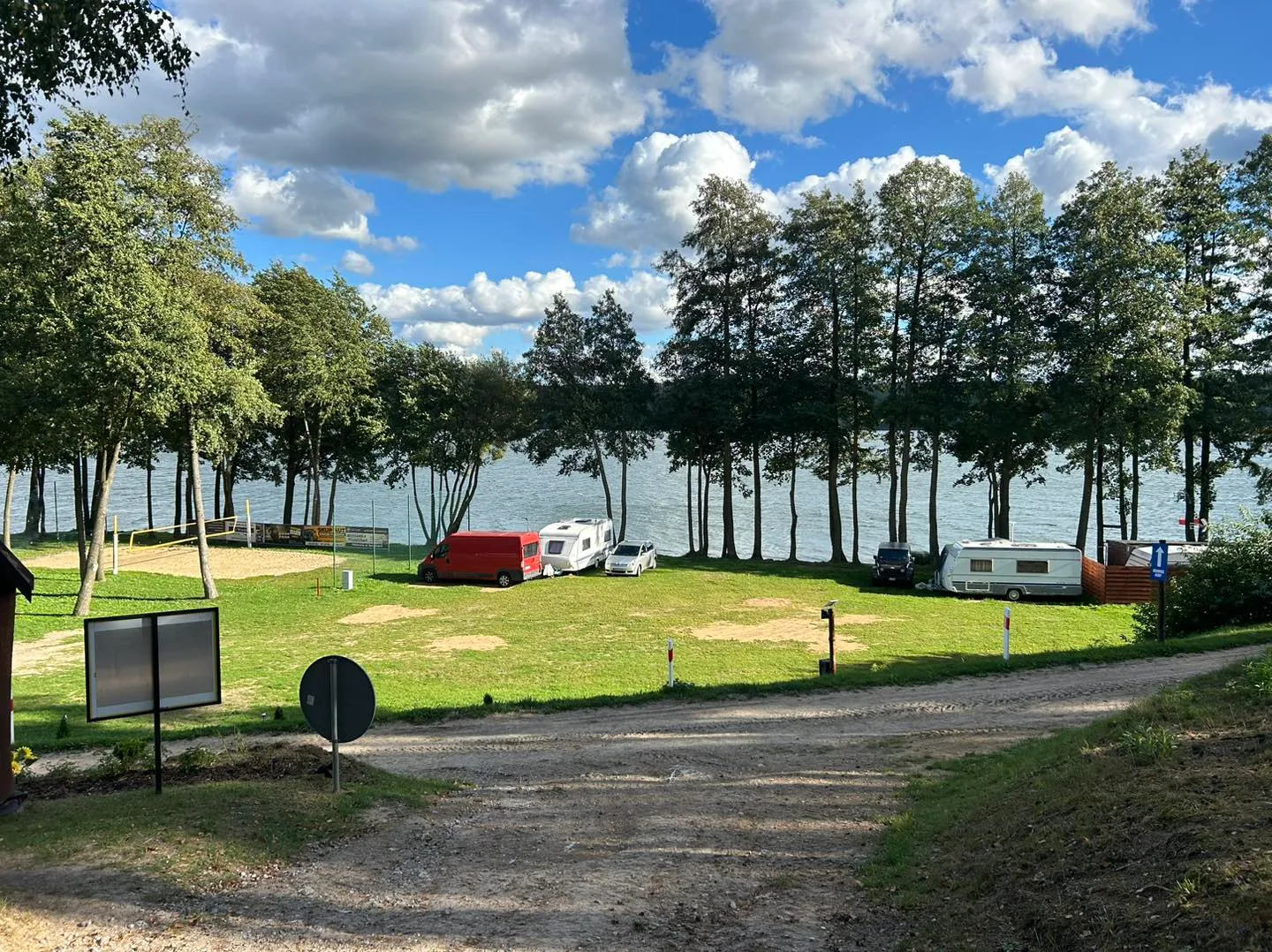 Pole campingowe z kamperami i przyczepami