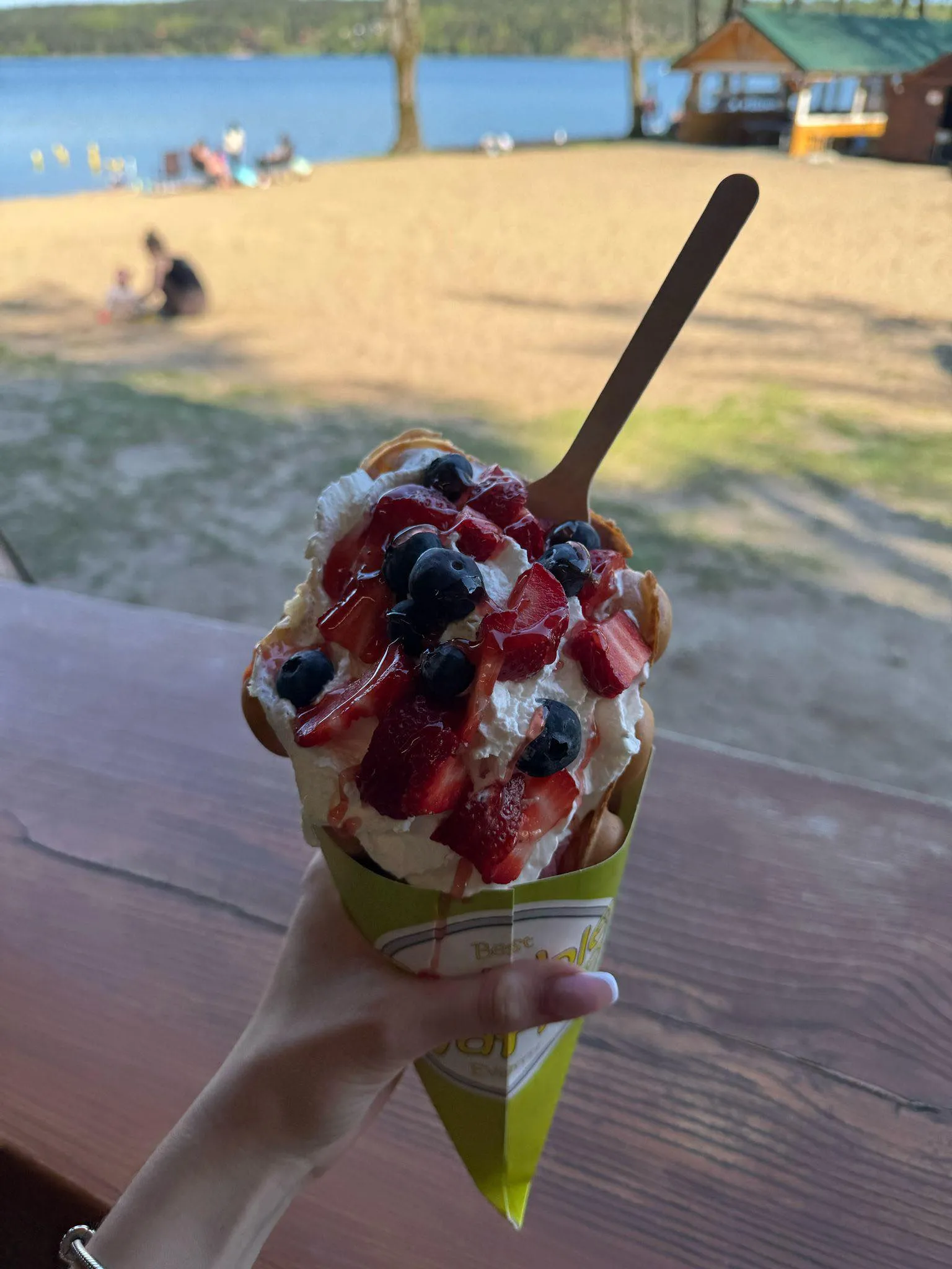 Gofry z owocami i bitą śmietaną