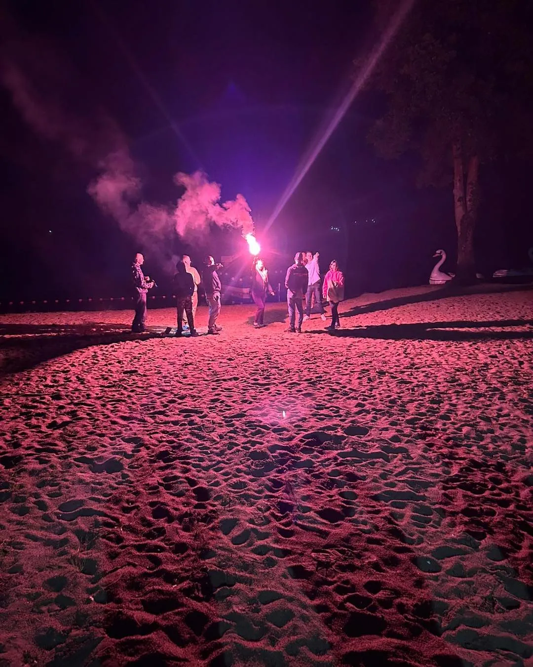 Nocna impreza na plaży z racami