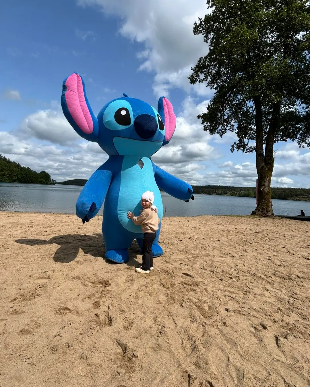 Zabawa z maskotem na plaży