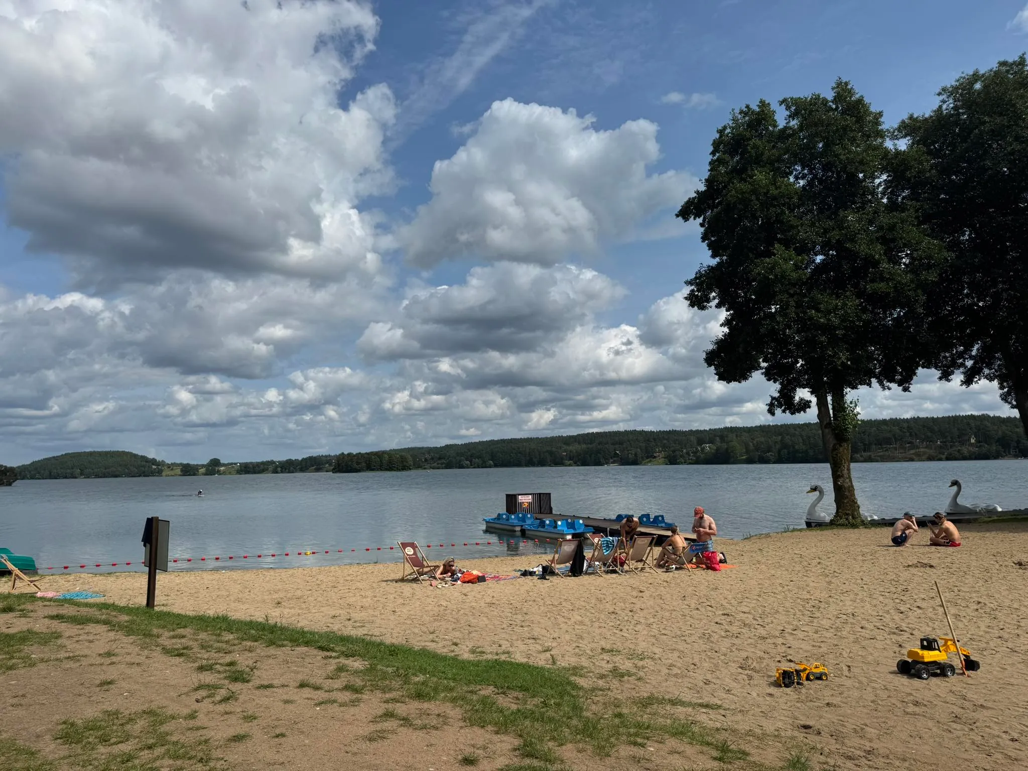 Panorama plaży nad jeziorem