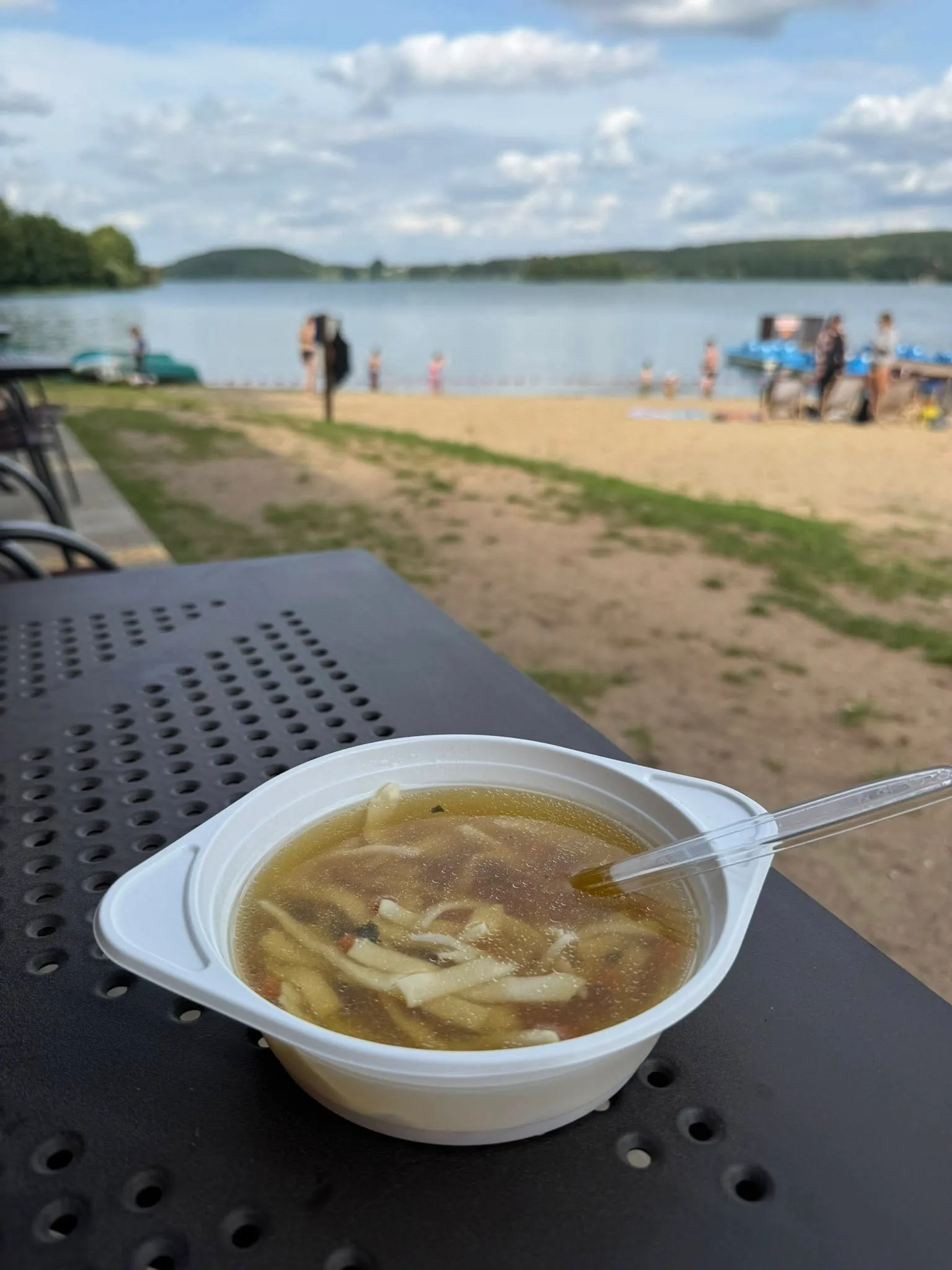 Domowe jedzenie z widokiem na plażę